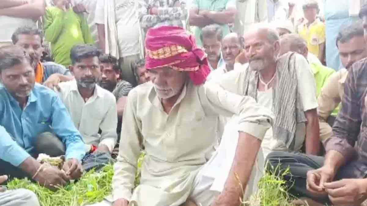 Jhansi news: बुजुर्ग को मिला गजब का वरदान! 40 साल में 13 बार डस चुका है सांप, हर बार हनुमान मंदिर में बचती है जान