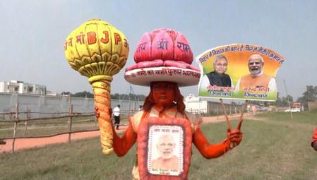 पीएम मोदी का जबरा फैन, भगवान हनुमान की वेशभूषा में पीएम मोदी का जबरा फैन, भगवान हनुमान की वेशभूषा में 160 रैलियों में हुआ शामिल