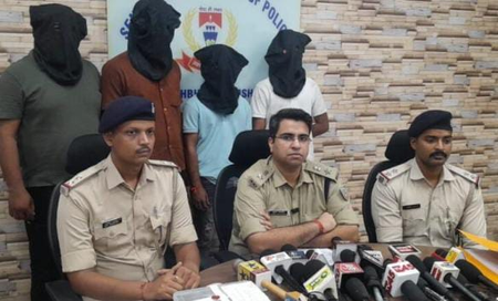जमशेदपुर में अपराध की योजना बनाते चार बदमाश हथियार के जमशेदपुर में अपराध की योजना बनाते चार बदमाश हथियार के साथ गिरफ्तार