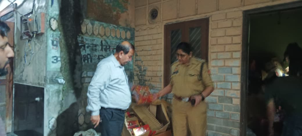 Hapur दीपावली से पहले पिलखुवा में धावा: 10 लाख के अवैध पटाखों का जखीरा जब्त, 2 गिरफ्तार 1 Hapur-
