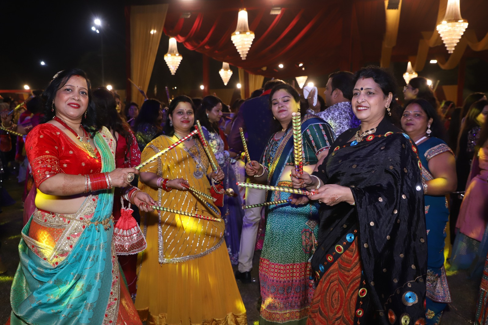 Hapur डांडिया नाइट: अतुल पंडित और नजरभट्टू टीम की लाइव परफॉर्मेंस ने बिखेरा जादू 2 Hapur--