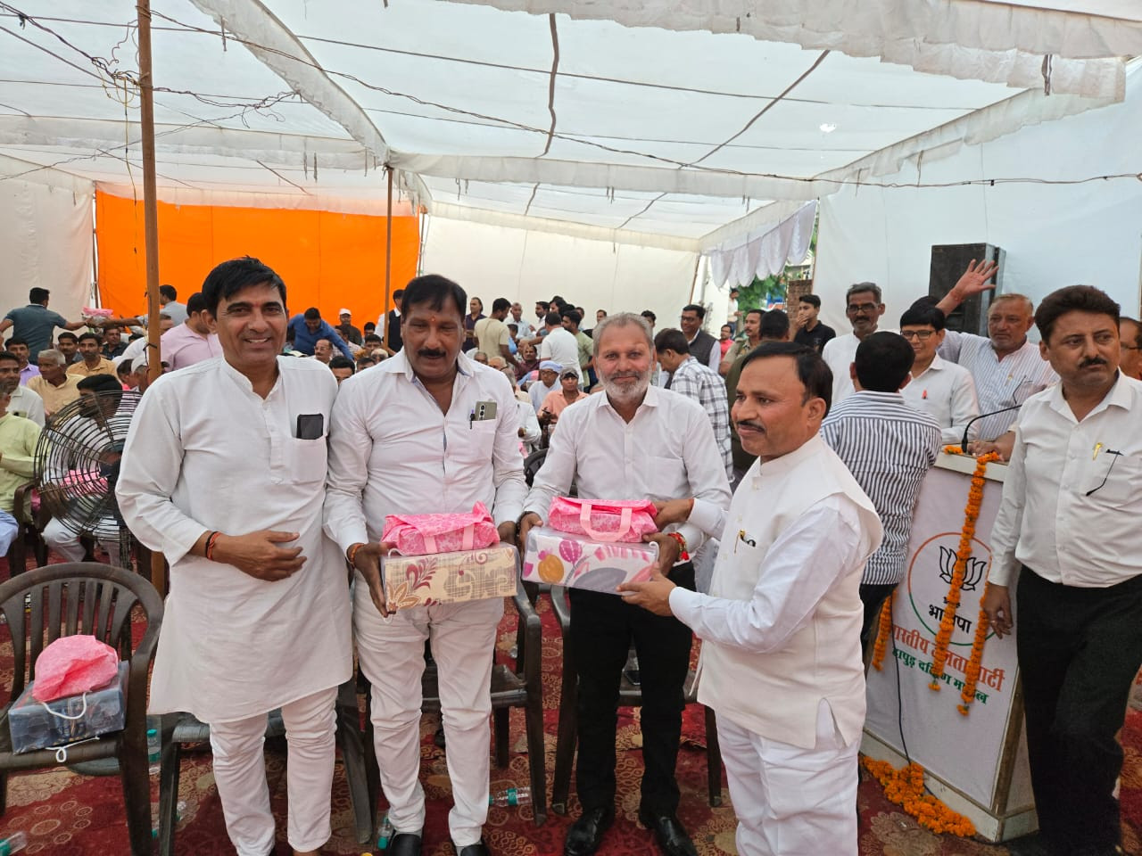Hapur में सदर विधायक विजयपाल आढ़ती के आवास पर भव्य दिवाली मिलन समारोह, कार्यकर्ताओं का सम्मान 1 Hapur -