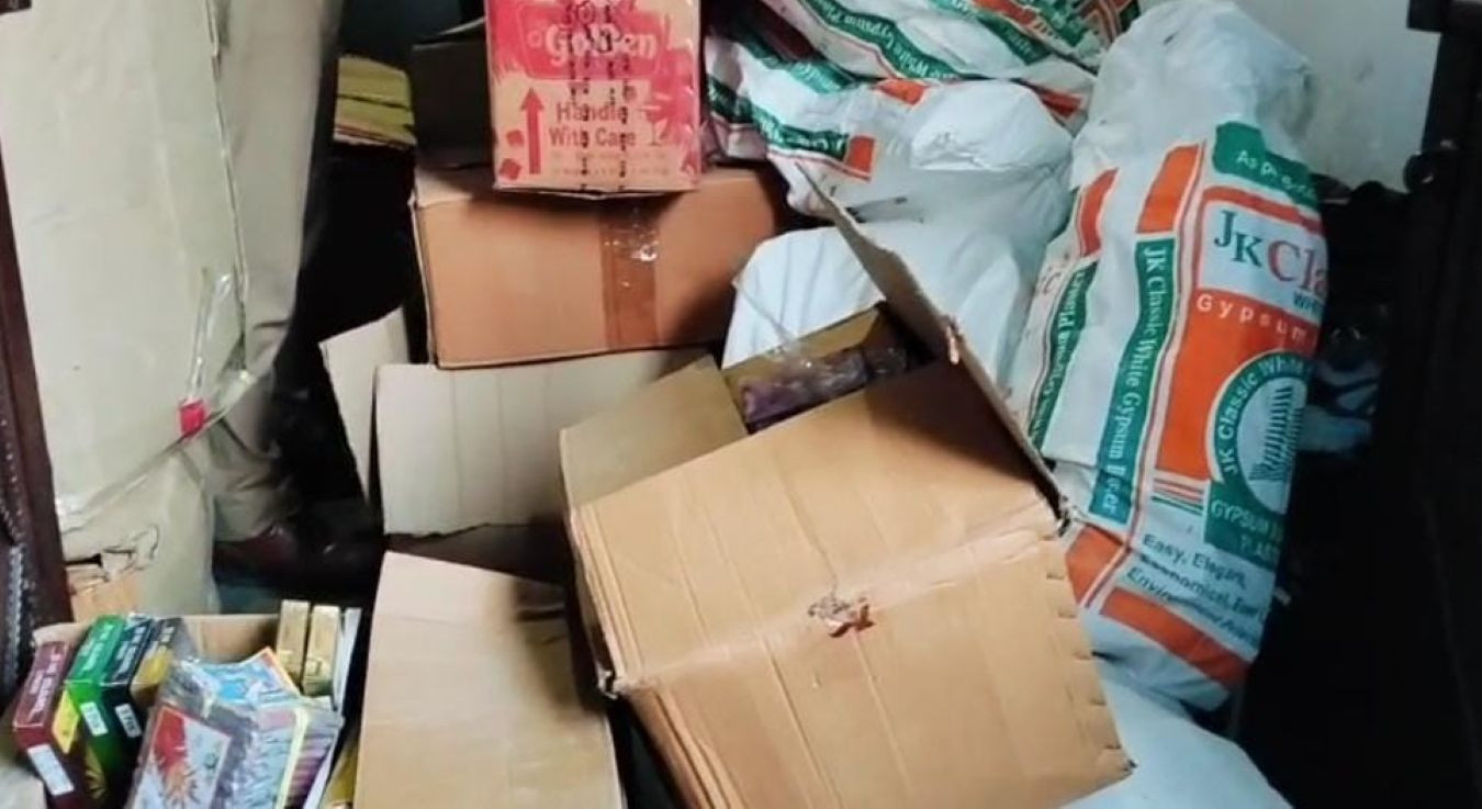 Hapur पुलिस की बड़ी कार्रवाई, गोपीपुरा से जब्त किए लाखों के पटाखे , आरोपी गिरफ्तार 1 Hapur