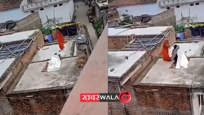 Viral Video: छत पर चादर के अंदर पड़ोसन के साथ सो रहा था लड़का, फिर आयी मम्मी और हुई जमकर धुनाई