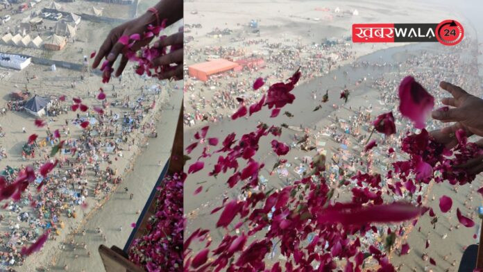 Hapur में कार्तिक पूर्णिमा मेले के दौरान श्रद्धालुओं पर हुई हेलीकॉप्टर से पुष्पवर्षा