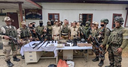 मणिपुर में असम राइफल्स का बड़ा एक्शन: हथियारों का जखीरा मणिपुर में असम राइफल्स का बड़ा एक्शन: हथियारों का जखीरा बरामद, आतंकी साजिश नाकाम