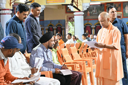 मुख्यमंत्री योगी ने जनता दर्शन में सुनी लोगों की समस्याएं, मुख्यमंत्री योगी ने जनता दर्शन में सुनी लोगों की समस्याएं, बोले नहीं होने देंगे किसी के साथ अन्याय