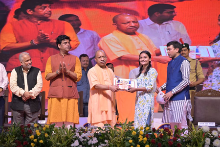 स्मार्टफोन की जगह अच्छी पुस्तकों में करें अपने समय का स्मार्टफोन की जगह अच्छी पुस्तकों में करें अपने समय का निवेश, सीएम योगी की बच्चों से अपील