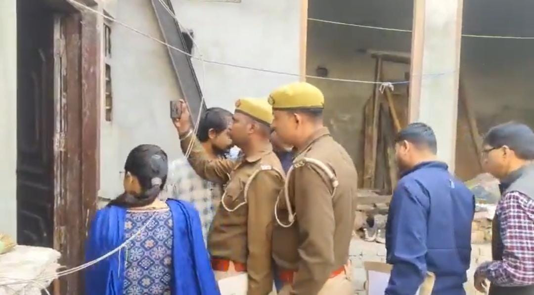 Hapur news: पिलखुवा के गांव खेड़ा में गैस रिसाव से जोरदार धमाका, मकान की छत गिरी, दो लोग गंभीर रूप से घायल