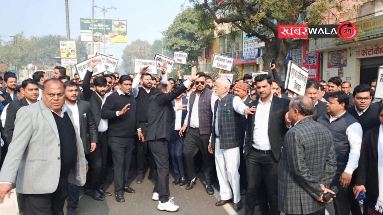 हाईकोर्ट बैंच की मांग: हापुड़ में अधिवक्ताओं ने निकाला पैदल मार्च, मानव श्रृंखला बनाई, सौंपा प्रधानमंत्री को ज्ञापन