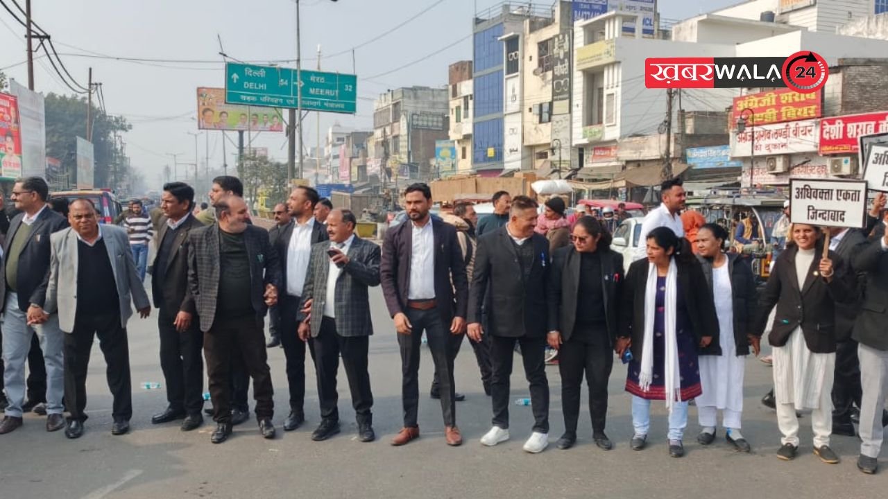 हाईकोर्ट बैंच की मांग: हापुड़ में अधिवक्ताओं ने निकाला पैदल मार्च, मानव श्रृंखला बनाई, सौंपा प्रधानमंत्री को ज्ञापन