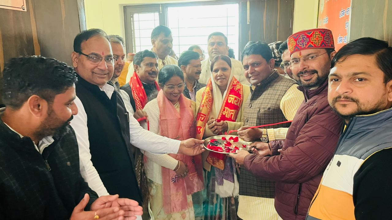 हापुड़ में भाजपा कार्यालय में अटल बिहारी वाजपेयी की प्रदर्शनी का उद्घाटन