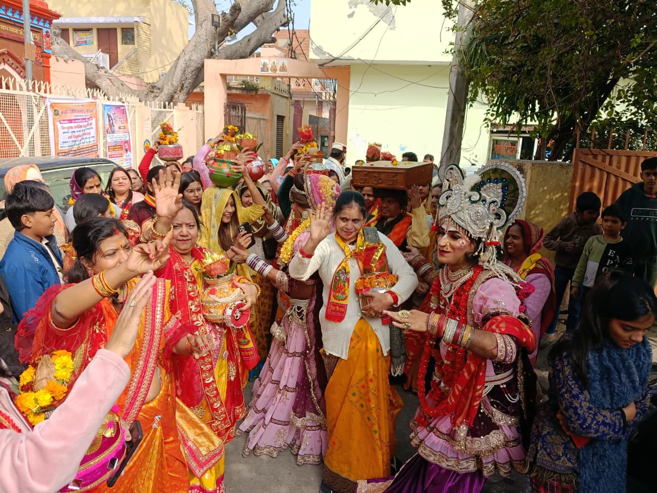 हापुड़ में भव्य कलश यात्रा के साथ श्रीमद्भागवत कथा का शुभारंभ