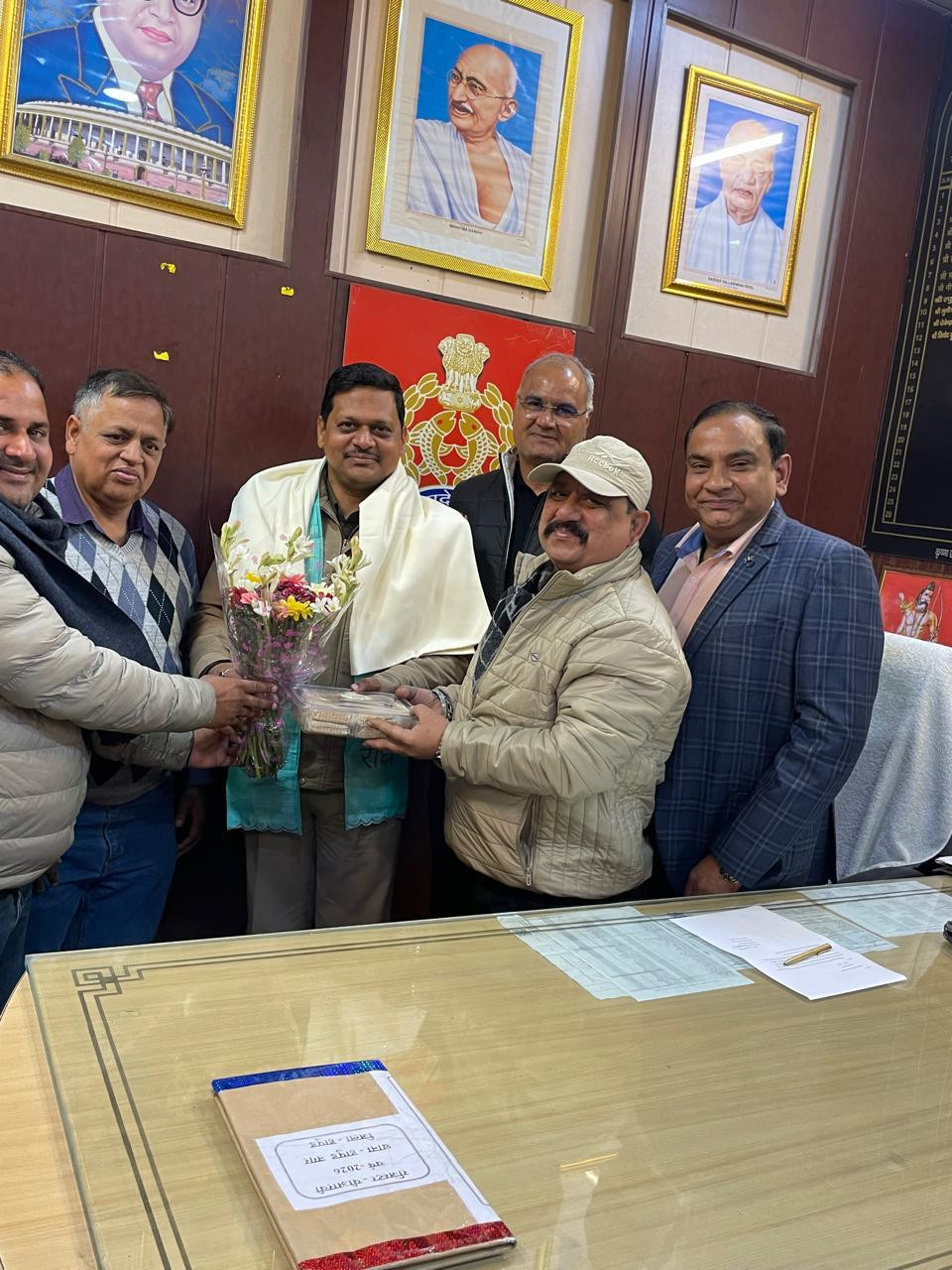 मकर संक्रांति 2026: हापुड़ केमिस्ट एसोसिएशन ने कोतवाली प्रभारी विनोद कुमार पांडे से की शिष्टाचार भेंट 1 मकर संक्रांति 2026: हापुड़ केमिस्ट एसोसिएशन ने कोतवाली प्रभारी विनोद कुमार पांडे से की शिष्टाचार भेंट