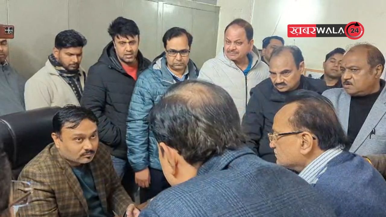 हापुड़: बिजली संकट से परेशान उद्यमी, iia ने अधिशासी अभियंता का किया घेराव