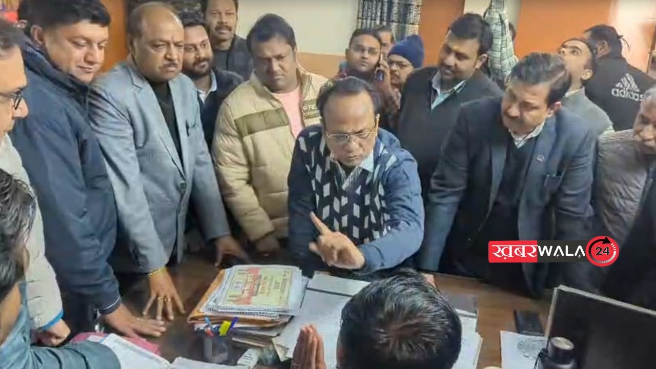 हापुड़: बिजली संकट से परेशान उद्यमी, iia ने अधिशासी अभियंता का किया घेराव