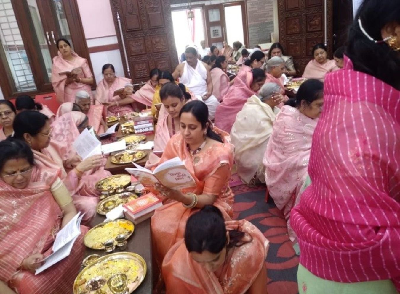 Hapur news जैन भक्तो ने विधान पाठ मे बैठकर पूजन किया 1 Hapur news जैन भक्तो ने विधान पाठ मे बैठकर पूजन किया