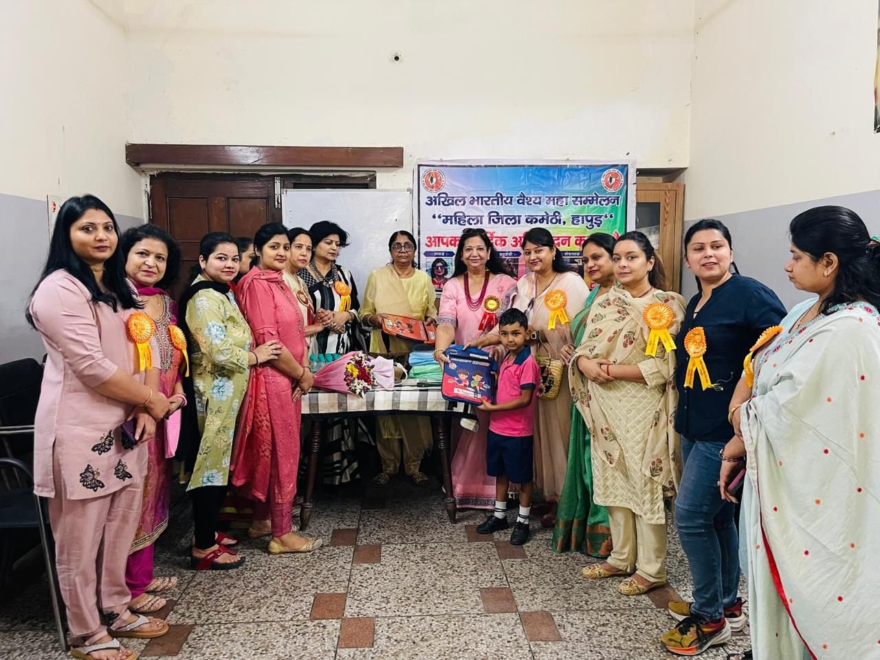 Hapur news शिक्षा अनमोल है: वैश्य महिला कमेटी की सराहनीय पहल 6 Hapur news-