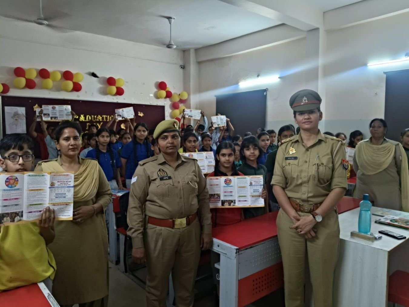 Hapur news स्कूल में साइबर सुरक्षा की चौपाल! मिशन शक्ति 5. 0 के तहत बाबूगढ़ पुलिस ने छात्राओं को बनाया जागरूक 1 Hapur news-