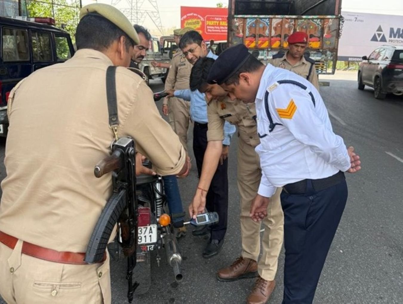 Hapur news ध्वनि प्रदूषण पर सख्ती, यातायात पुलिस ने चलाया विशेष अभियान, 22 वाहनों के खिलाफ कार्रवाई