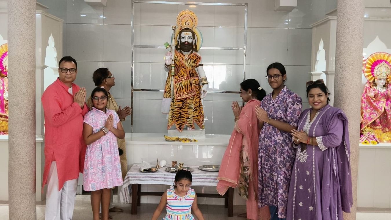 Hapur news भगवान परशुराम मंदिर का भव्य उद्घाटन, धार्मिक उत्साह से गूंजा बाबूगढ़ छावनी 2 Hapur news-