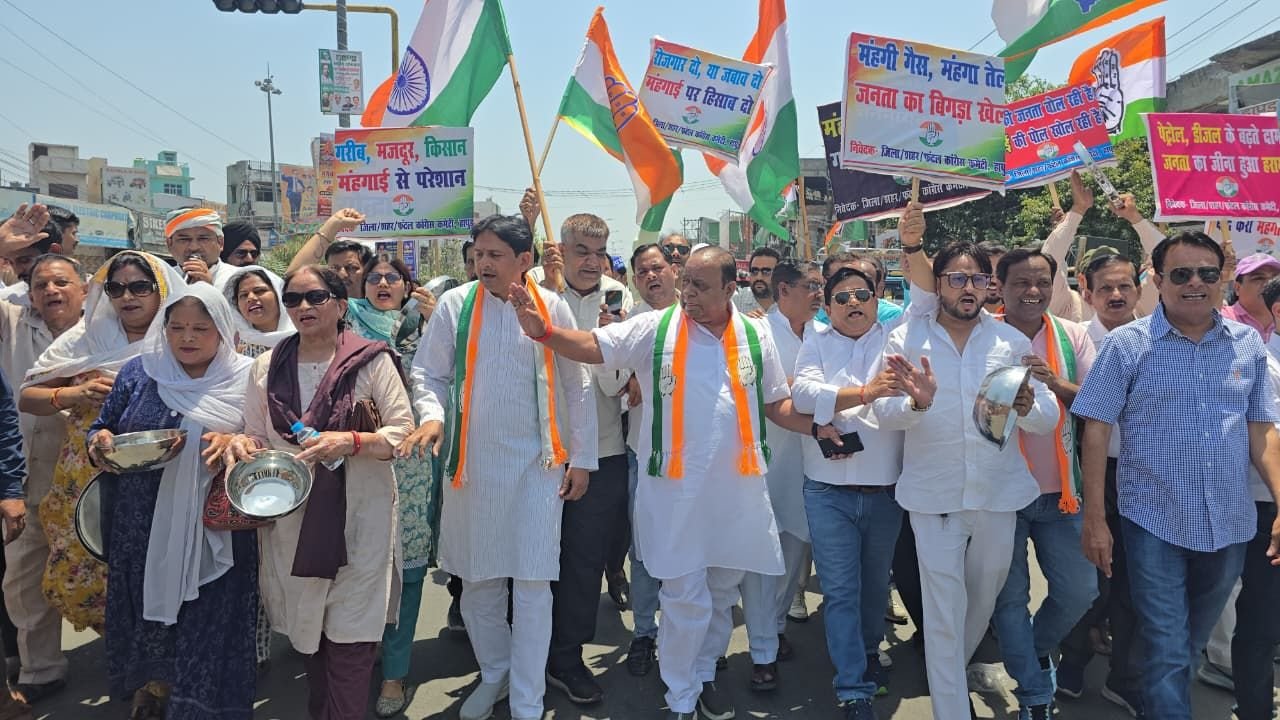 Hapur news बढ़ती महंगाई के खिलाफ कांग्रेस का प्रदर्शन, थाली और कटोरा लेकर महिलाओं ने जताया विरोध 6 Hapur news-