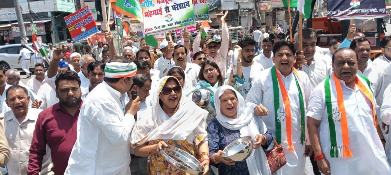 Hapur news बढ़ती महंगाई के खिलाफ कांग्रेस का प्रदर्शन, थाली और कटोरा लेकर महिलाओं ने जताया विरोध 7 Hapur news--