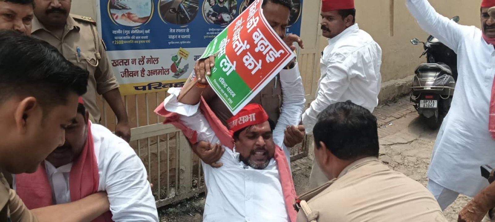 Hapur news महंगाई के विरोध में बैल बुग्गी लेकर सपाईयों ने किया प्रदर्शन, पुलिस से हुई नोकझोंक 1 Hapur news-