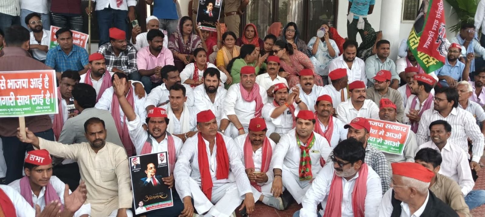 Hapur news महंगाई के विरोध में बैल बुग्गी लेकर सपाईयों ने किया प्रदर्शन, पुलिस से हुई नोकझोंक 3 Hapur news--