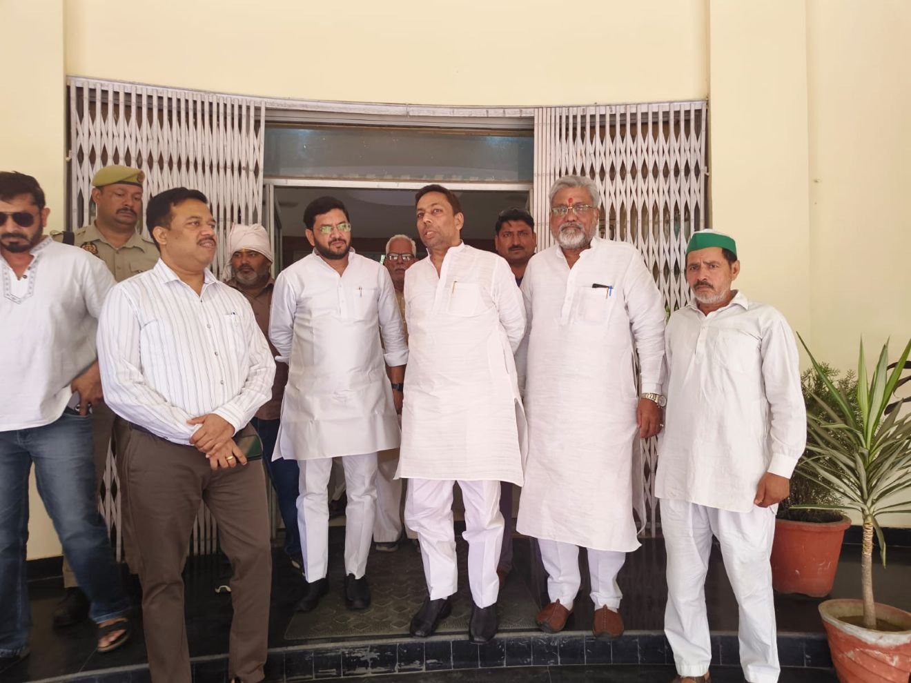 Hapur news आनंद विहार आवासीय योजना में पुराने भवनों को अर्जन से मुक्त कराने की मांग, कमेटी गठित 1 Hapur news-