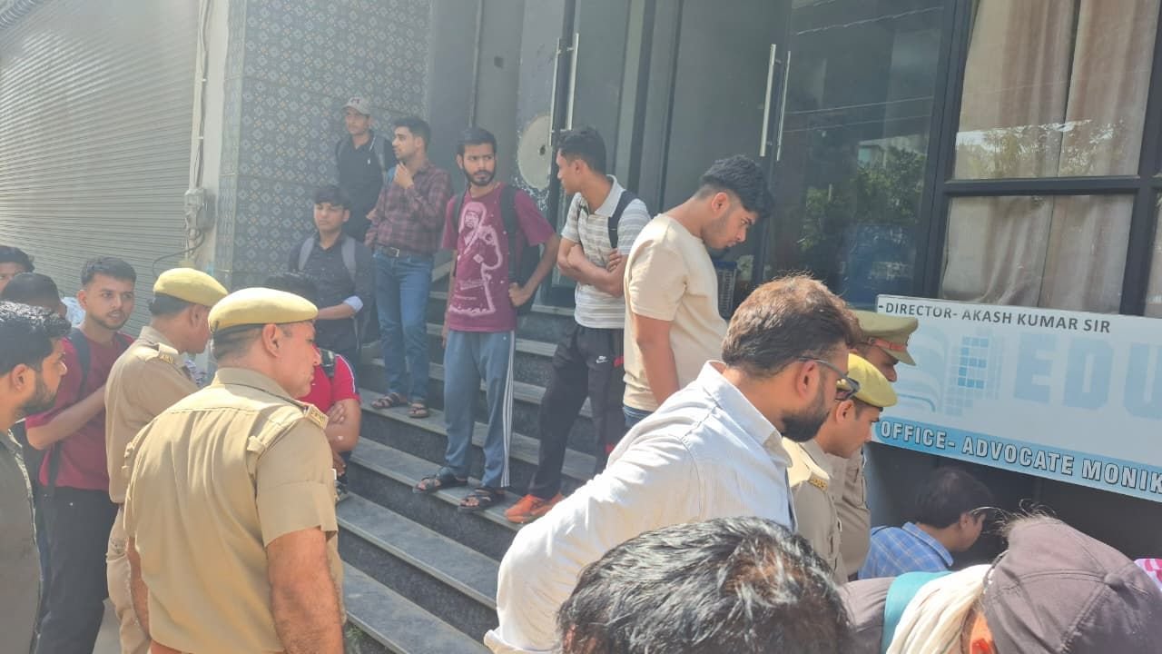 Hapur news नियमों की धज्जियां उड़ा रहे 3 कोचिंग सेंटर और लाइब्रेरी सील, cfo ने खुद संभाली कमान 2 Hapur news---