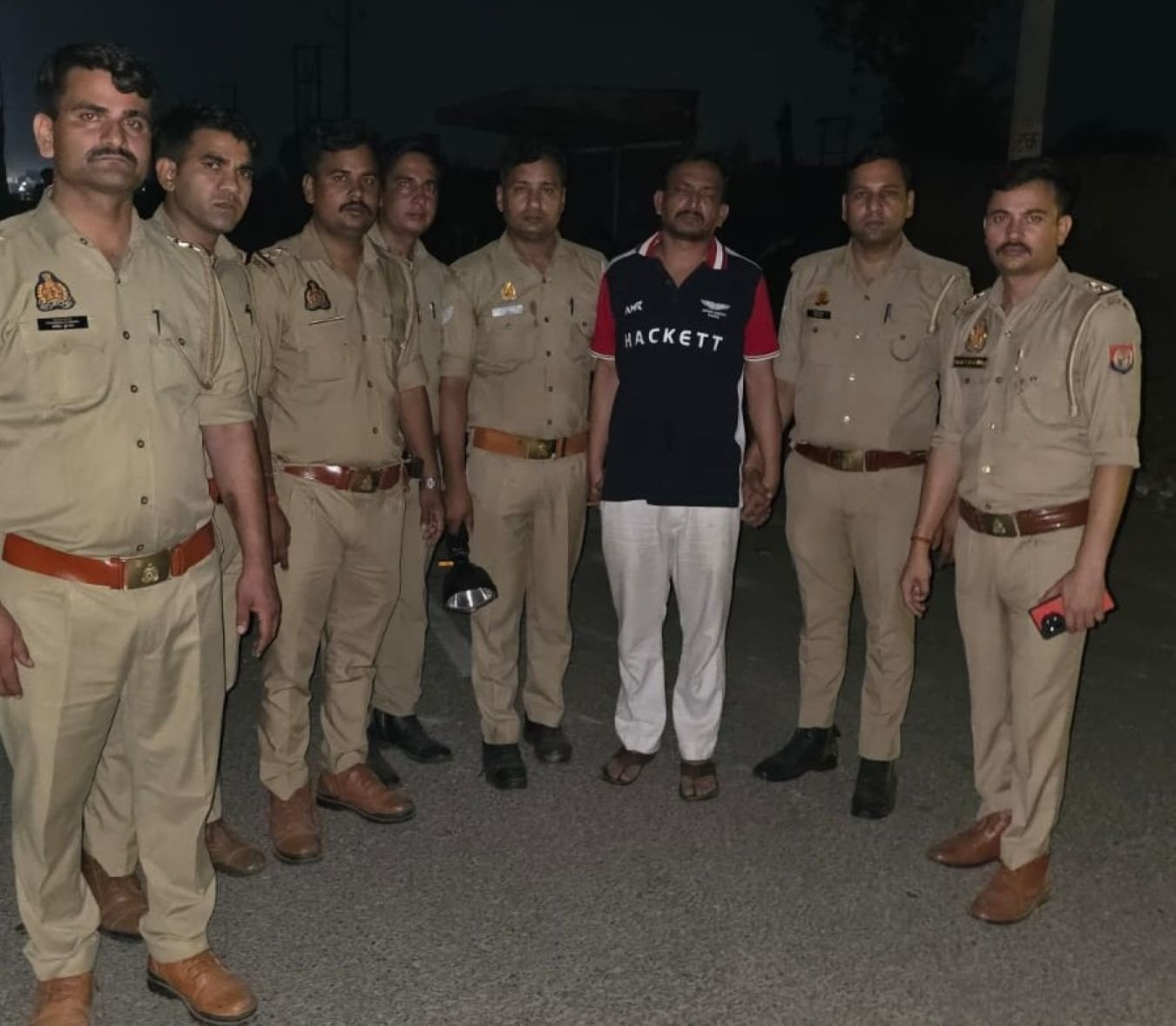 Hapur news कपड़ा व्यापारी से लूट करने वाले बदमाशों से बाबूगढ़ पुलिस की मुठभेड़, एक घायल बदमाश समेत दो गिरफ्तार, मास्टरमाइंड व्यापारी का चालक भी हुआ गिरफ्तार 1 Hapur news-