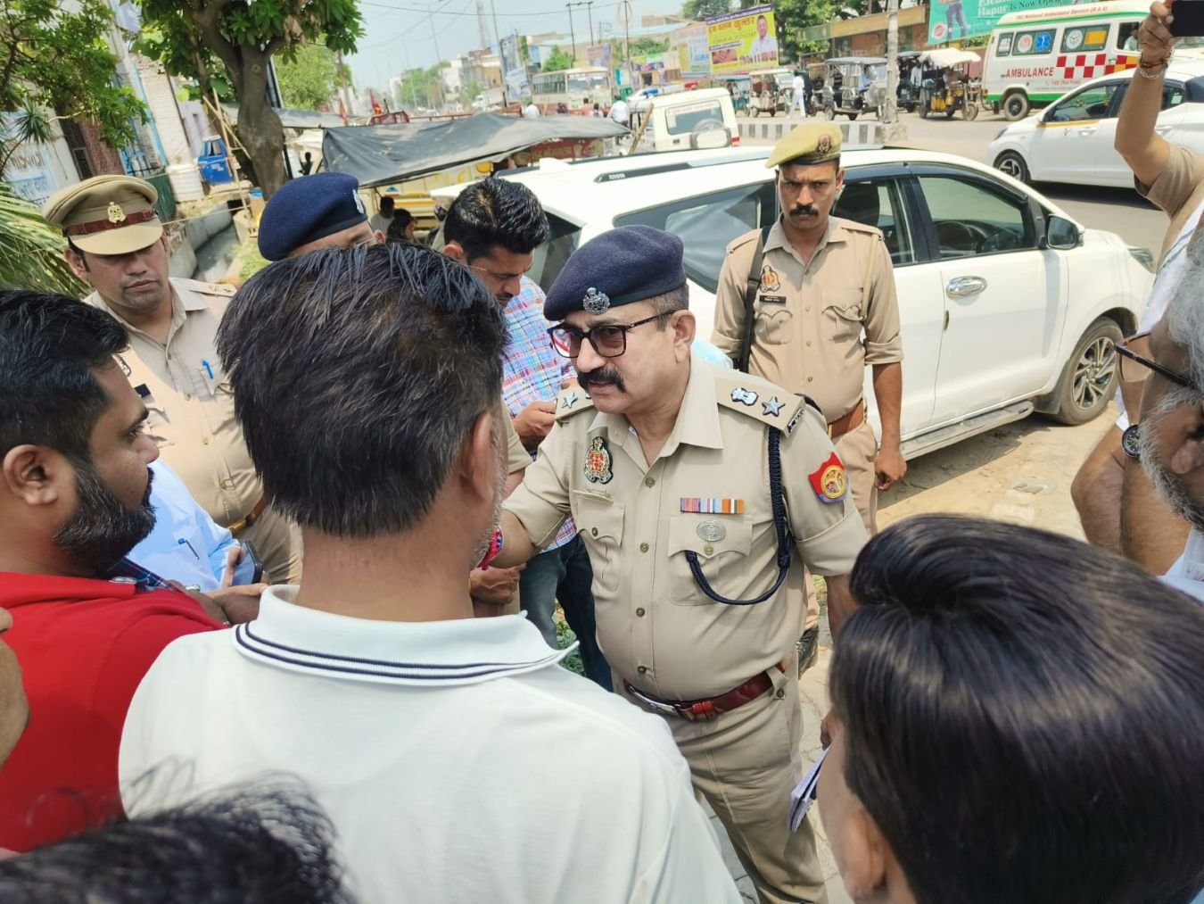 Hapur news व्यापारी के घर 45 मिनट तक लुटेरो का तांडव: परिवार को गनपाइंट पर लेकर लूटा सवा किलो सोना और नकदी 3 Hapur news-----