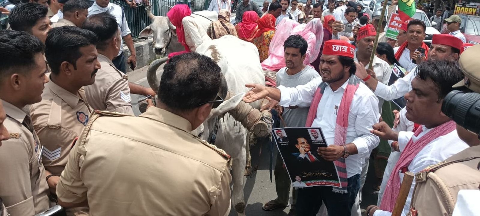 Hapur news महंगाई के विरोध में बैल बुग्गी लेकर सपाईयों ने किया प्रदर्शन, पुलिस से हुई नोकझोंक 2 Hapur news-----