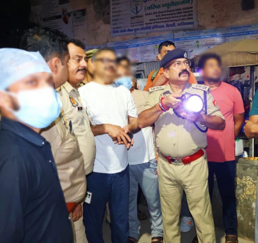 Hapur news एसी ब्लास्ट से देवनंदनी अस्पताल में लगी आग, 32 मरीज और 3 नवजात सुरक्षित बचाए गए 1 Hapur news--