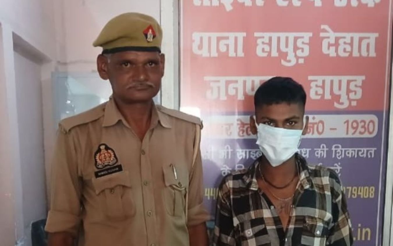 Hapur news 'शराबी सिंघम' का हाई-वोल्टेज ड्रामा! अर्धनग्न हालत में पुलिस चौकी में घुसा युवक, दरोगा की टोपी लगाकर कुर्सी पर जमाया कब्जा 1 Hapur news-