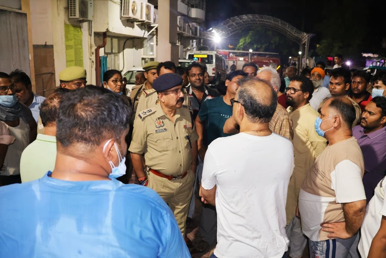 Hapur news एसी ब्लास्ट से देवनंदनी अस्पताल में लगी आग, 32 मरीज और 3 नवजात सुरक्षित बचाए गए 4 Hapur news----