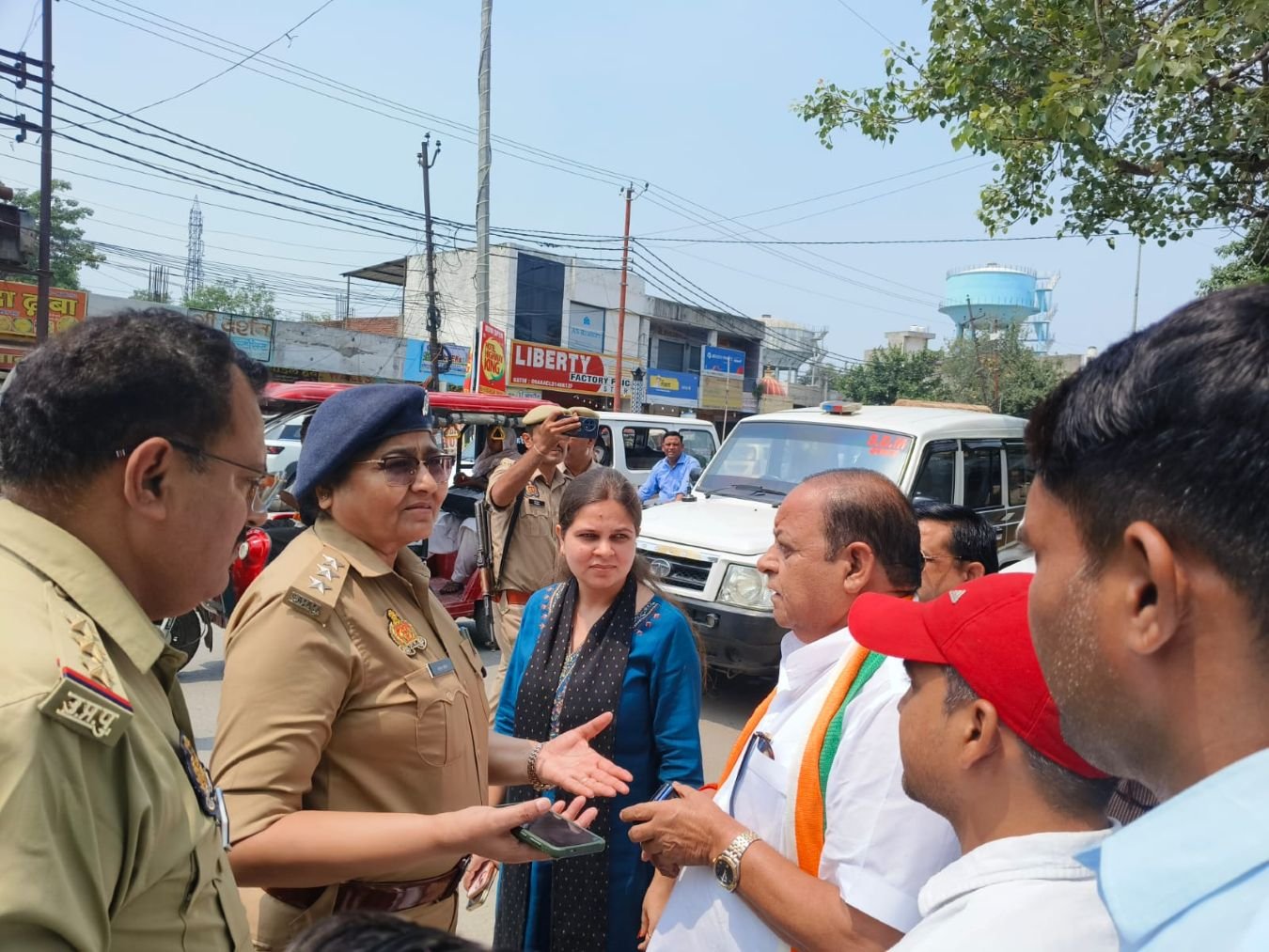 Hapur news कांग्रेस की 'सद्बुद्धि पदयात्रा' पर ब्रेक, भारी पुलिस बल के साथ रोका, तीखी नोकझोंक,राम मंदिर चढ़ावा चोरी को लेकर भारी नारेबाजी 1 Hapur news-