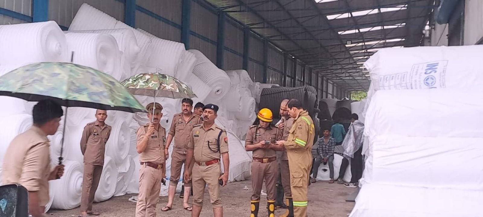 Hapur news गद्दे की फैक्ट्री में भड़की भीषण आग, एक मजदूर जिंदा जला, दूसरा गंभीर रूप से झुलसा 1 Hapur news-