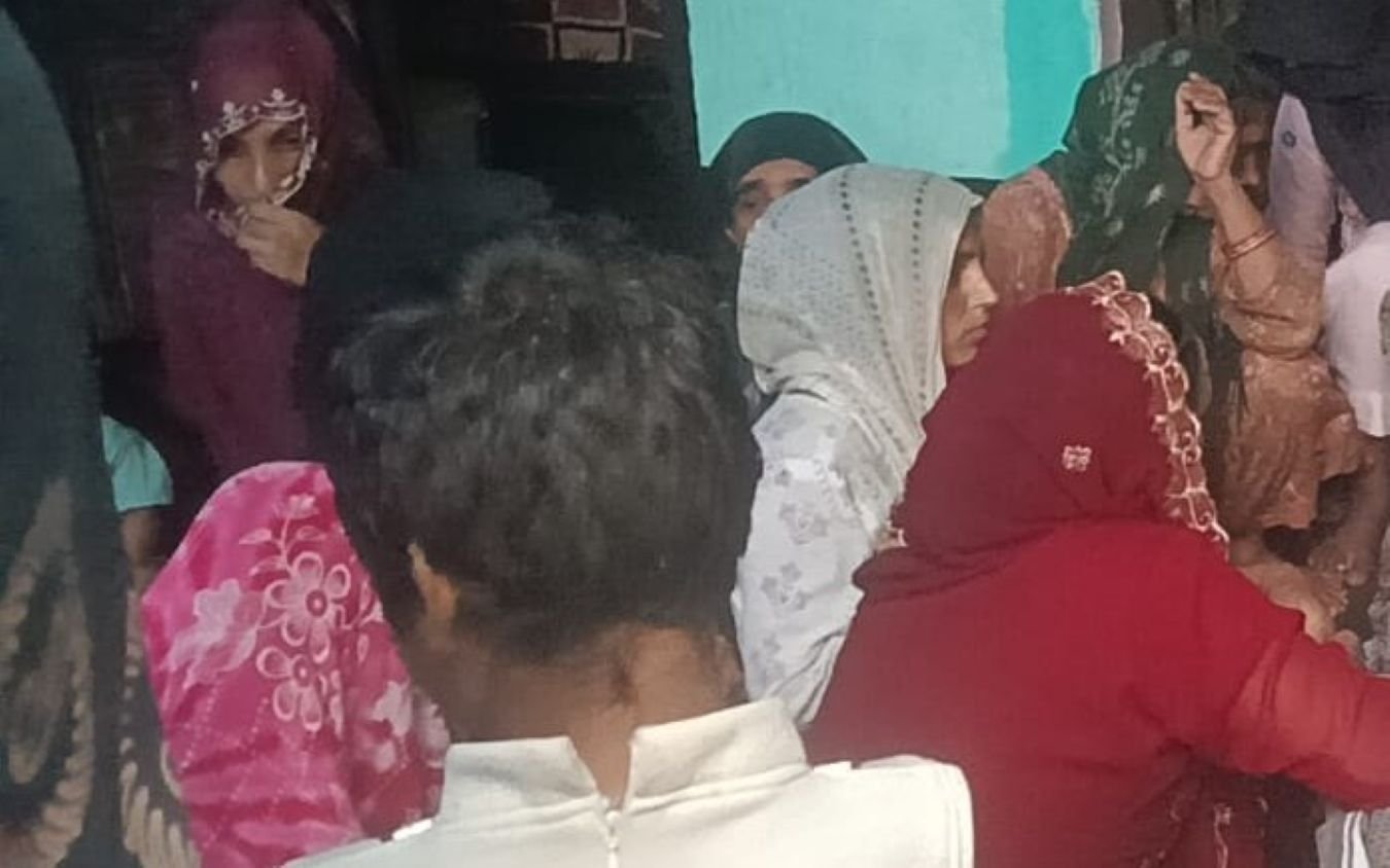 Hapur news हापुड़ में आसमानी आफत: लगातार बारिश से कच्चे मकान की छत ढही, मलबे में दबकर पिता की मौत, बेटा गंभीर रूप से घायल 1 Hapur news-