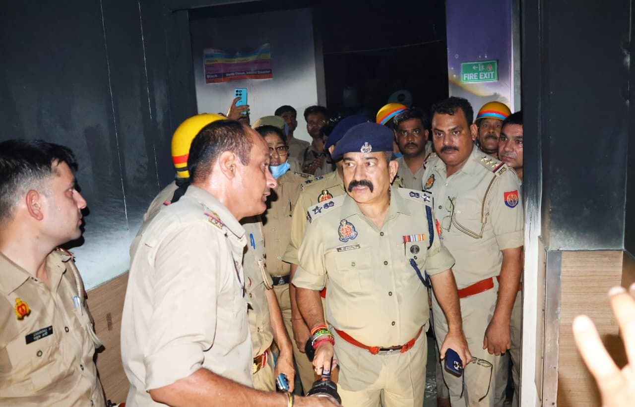 Hapur news एसी ब्लास्ट से देवनंदनी अस्पताल में लगी आग, 32 मरीज और 3 नवजात सुरक्षित बचाए गए 2 Hapur news