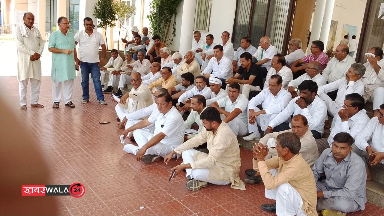 Hapur news: किसान नेताओं को थर्ड डिग्री देने के आरोपों पर भड़की अखिल भारतीय गुर्जर महासभा, कलेक्ट्रेट पर दिया धरना 1 Hapur news: किसान नेताओं को थर्ड डिग्री देने के आरोपों पर भड़की अखिल भारतीय गुर्जर महासभा, कलेक्ट्रेट पर दिया धरना