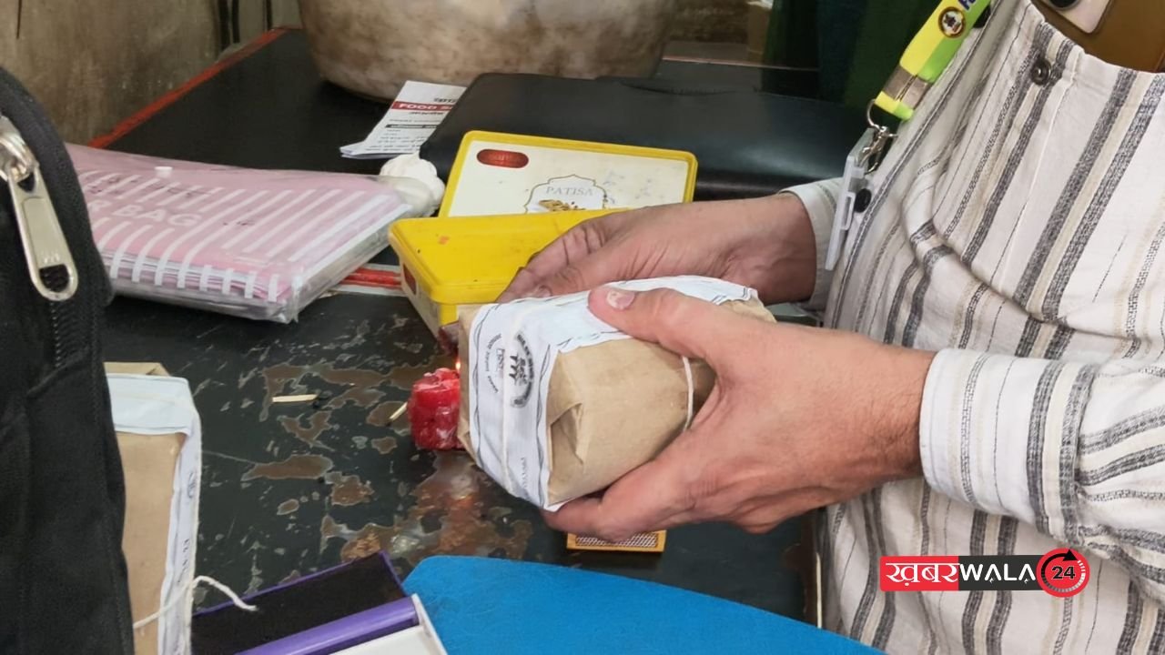 Hapur news: कांवड़ यात्रा मार्ग पर 200 किलो जहरीला पनीर! हापुड़ खाद्य सुरक्षा विभाग ने जेसीबी से गड्ढा खुदवाकर कराया नष्ट 1 Hapur news: कांवड़ यात्रा मार्ग पर 200 किलो जहरीला पनीर! हापुड़ खाद्य सुरक्षा विभाग ने जेसीबी से गड्ढा खुदवाकर कराया नष्ट