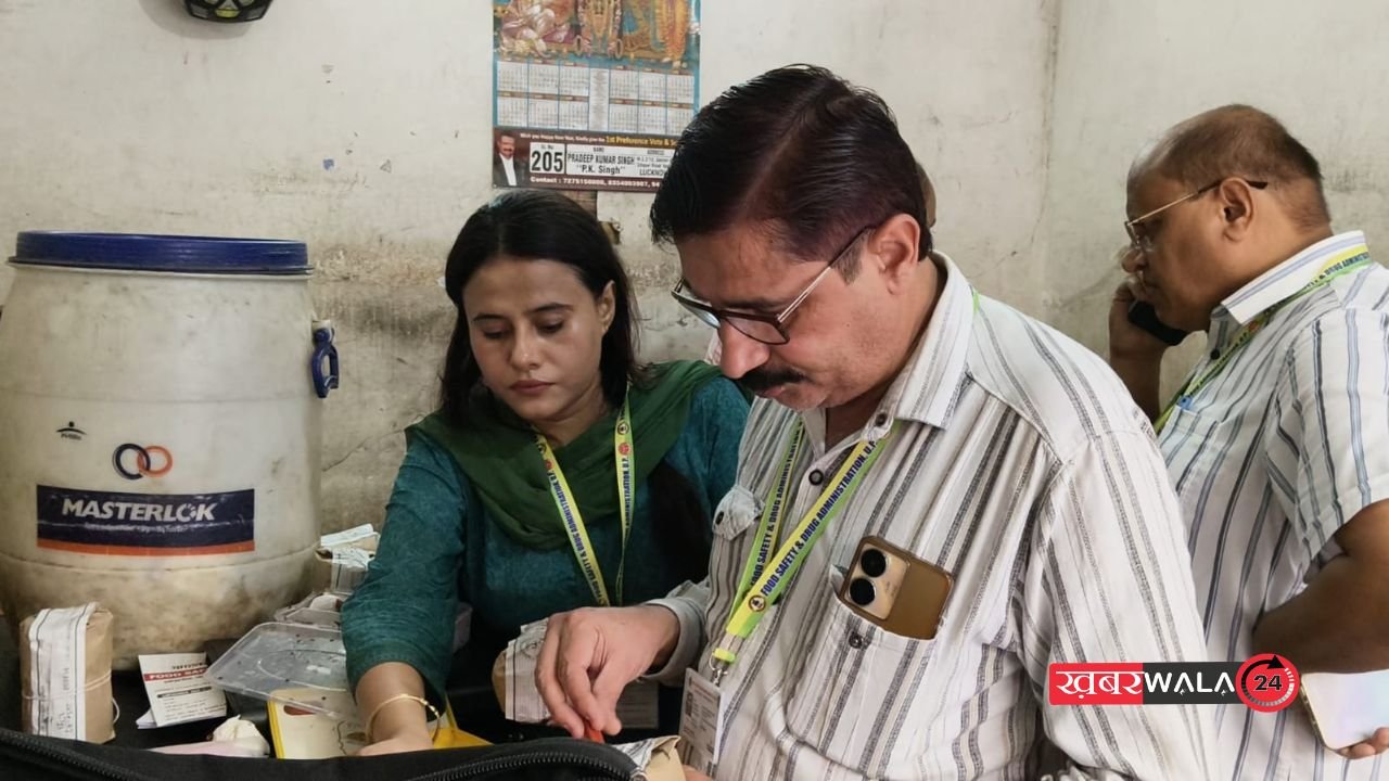 Hapur news: कांवड़ यात्रा मार्ग पर 200 किलो जहरीला पनीर! हापुड़ खाद्य सुरक्षा विभाग ने जेसीबी से गड्ढा खुदवाकर कराया नष्ट 3 Hapur news: कांवड़ यात्रा मार्ग पर 200 किलो जहरीला पनीर! हापुड़ खाद्य सुरक्षा विभाग ने जेसीबी से गड्ढा खुदवाकर कराया नष्ट