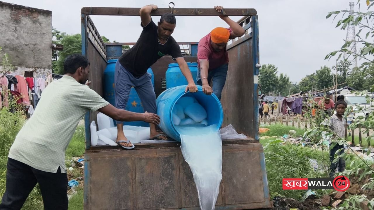 Hapur news: कांवड़ यात्रा मार्ग पर 200 किलो जहरीला पनीर! हापुड़ खाद्य सुरक्षा विभाग ने जेसीबी से गड्ढा खुदवाकर कराया नष्ट 2 Hapur news: कांवड़ यात्रा मार्ग पर 200 किलो जहरीला पनीर! हापुड़ खाद्य सुरक्षा विभाग ने जेसीबी से गड्ढा खुदवाकर कराया नष्ट