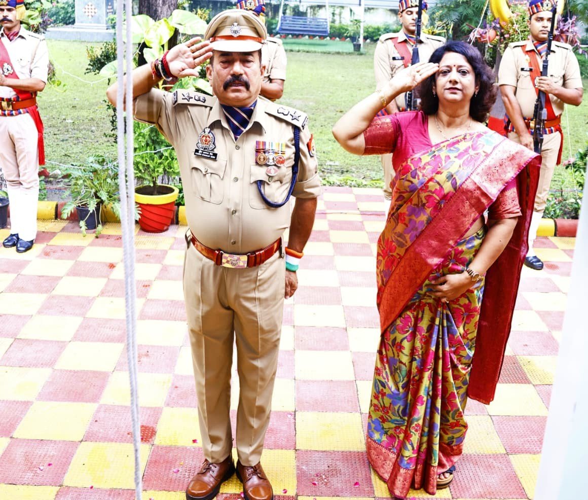 Hapur news स्वतंत्रता दिवस : पुलिस लाइन में एसपी कुंवर ज्ञानंजय सिंह ने फहराया तिरंगा, उत्कृष्ट सेवा के लिए पुलिसकर्मी सम्मानित 1 Hapur news-