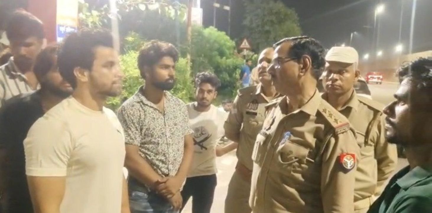 Hapur news nh-9 पर बसों के वर्चस्व में दुस्साहसिक वारदात, बस पर चलाई गोली, परिचालक से लूट और मारपीट 1 Hapur news--