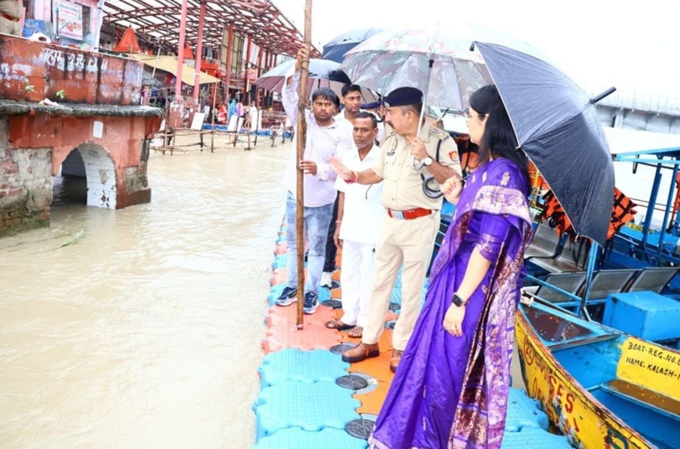hapur news गंगानदी के बढ़ते जलस्तर के बीच गढ़मुक्तेश्वर ब्रजघाट पहुंचे dm और sp, कांवड़ियों से की सीधी बातचीत; सुरक्षा व्यवस्था सख्त 1 Hapur news-