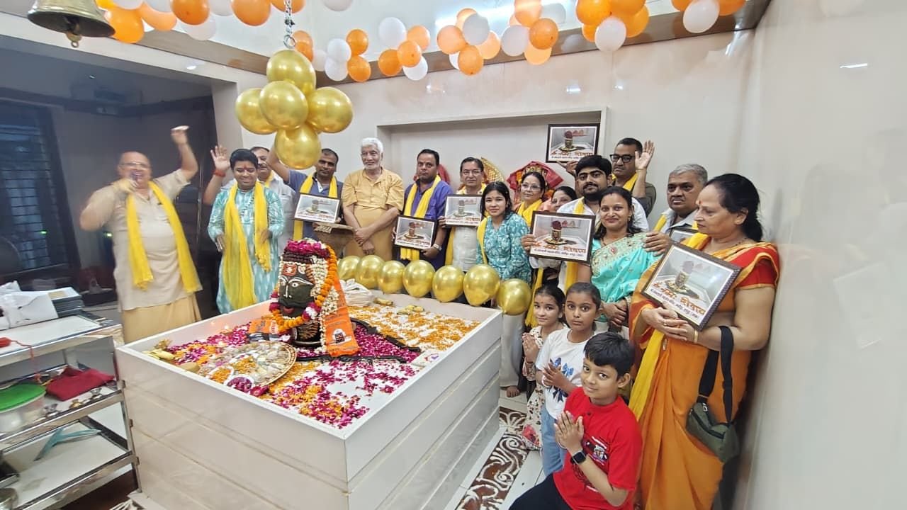 Hapur news असौड़ा के संकट हारी महादेव मंदिर में गूंजे 'हर-हर महादेव', श्रावण के दूसरे सोमवार पर हुई भव्य पंचतत्व आरती 1 Hapur news-