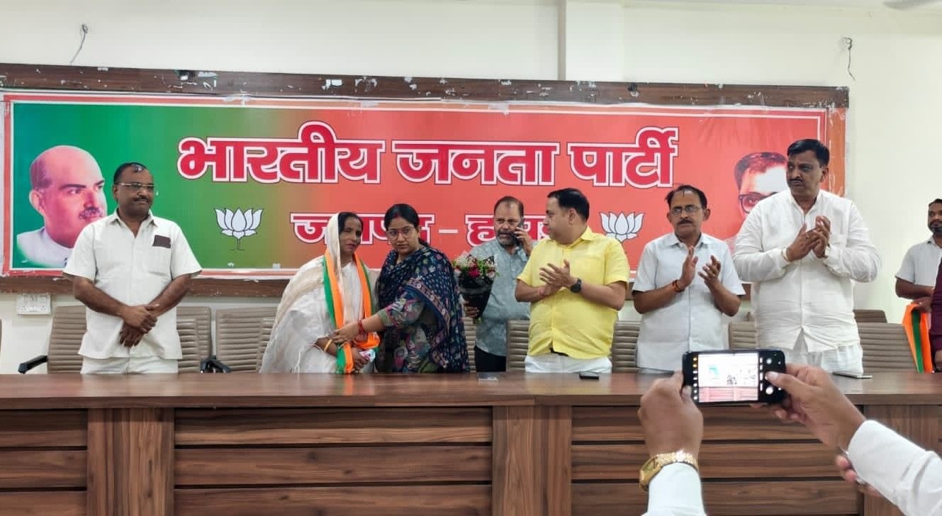 Hapur news भाजपा में शामिल हुई पालिकाध्यक्ष पुष्पा देवी और श्रीपाल सिंह का भाजपा जिला कार्यालय पर हुआ स्वागत 1 Hapur news------